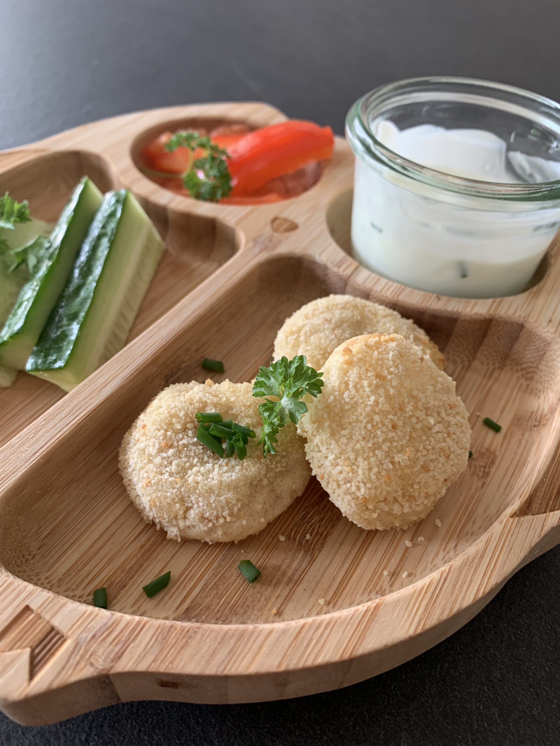 Knusprige Kartoffelbrei-Taler aus dem Airfyer. Resteverwertung von Kartoffelbrei. Angerichtet auf einem Kinderteller mit Gurke, Paprika und Joghurtdip. Ein einfaches Familienrezept mit Kartoffelbreiresten.