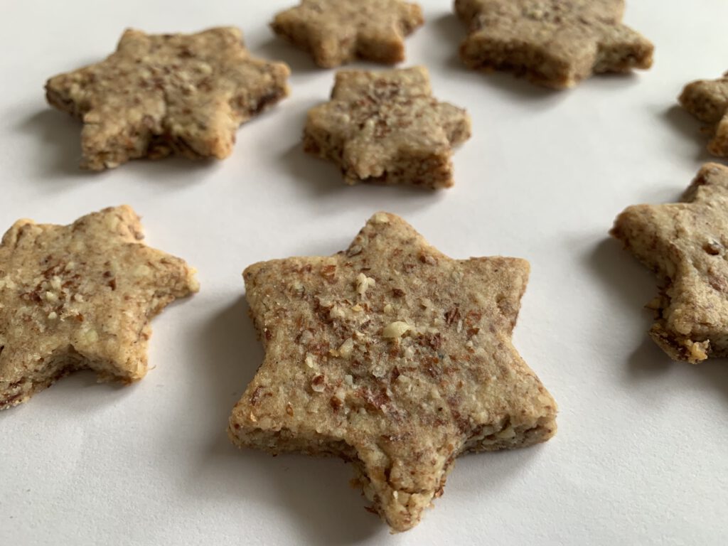 Mandelausstecher2 Weihnachtsplätzchen backen mit Kindern: Mandelausstecher ohne Zucker