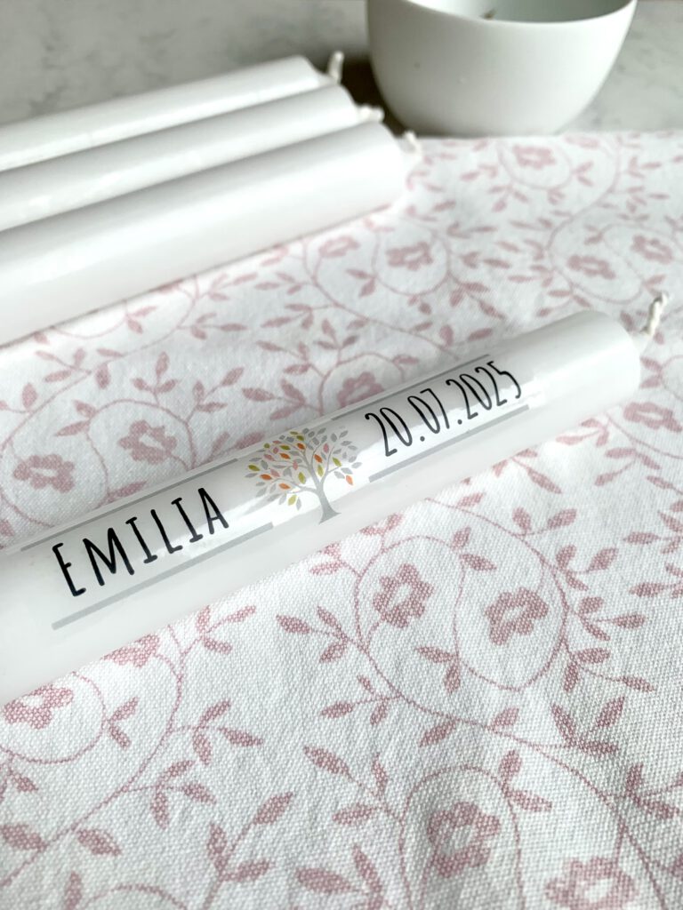 Gastgeschenk Taufe individualisiert mit Namen Bild: Fertige DIY Gastgeschenk Taufe Mini Stabkerzen mit personalisiertem Namen und Datum.