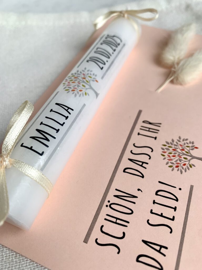 Gastgeschenke-Taufe-personalisiert Detailaufnahme: Günstiges selbstgebasteltes Gastgeschenk für die Taufe: Weiße Mini Kerze mit Hilfe von Kerzen Tattoo mit dem Namen des Taufkindes und dem Taufdatum bedruckt. Mit einem Lebensbaum als Motiv versehen. Auf farbigem Karton mit kleinen Schleifen befestigt und mit dem Schriftzug "Schön, dass du da bist" versehen. Dekoriert mit Trockenblumen.