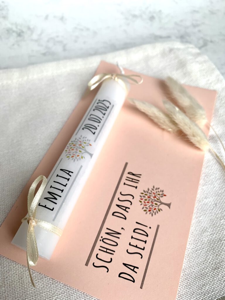 Gastgeschenke-Taufe-personalisierte-Kerze Gastgeschenke selber machen: Zur Taufe wurde eine kleine weiße Kerze mit Wasserschiebefolie bzw. Kerzentattoo mit dem Namen des Taufkindes und dem Taufdatum und einem Lebensbaum bedruckt. Das Gastgeschenk wurde auf farbigem Karton befestigt und mit Trockenblumen geschmückt.