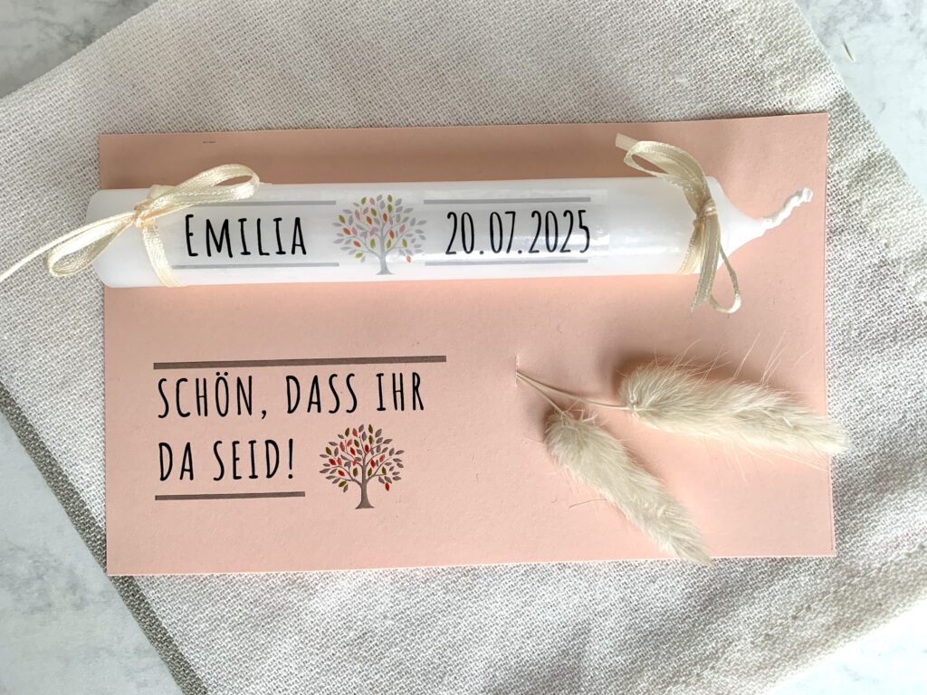 Gastgeschenke-Tauffeier-personalisierte-Kerze Gastgeschenke Taufe Mädchen: Ein selbstgemachtes personalisiertes Gastgeschenk als Aufmerksamkeit für die Gäste der Taufe. Eine weiße Kerze wurde personalisiert und mit dem Namen des Täuflings und dem Taufdatum beschriftet. Auf einem schönen Karton angebracht und mit einem Schriftzug sowie Trockenblumen versehen werden daraus Kreative Gastgeschenke Taufe