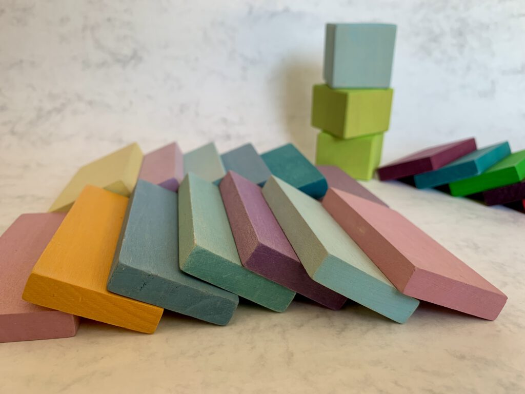 Geschenke-für-2-jährige-Grimms-Bausteine Sinnvolle Geschenke für 2-jährige: Holzbausteine von Grimms in verschiedenen Formen, Farben und Größen. Nachhaltiges Material