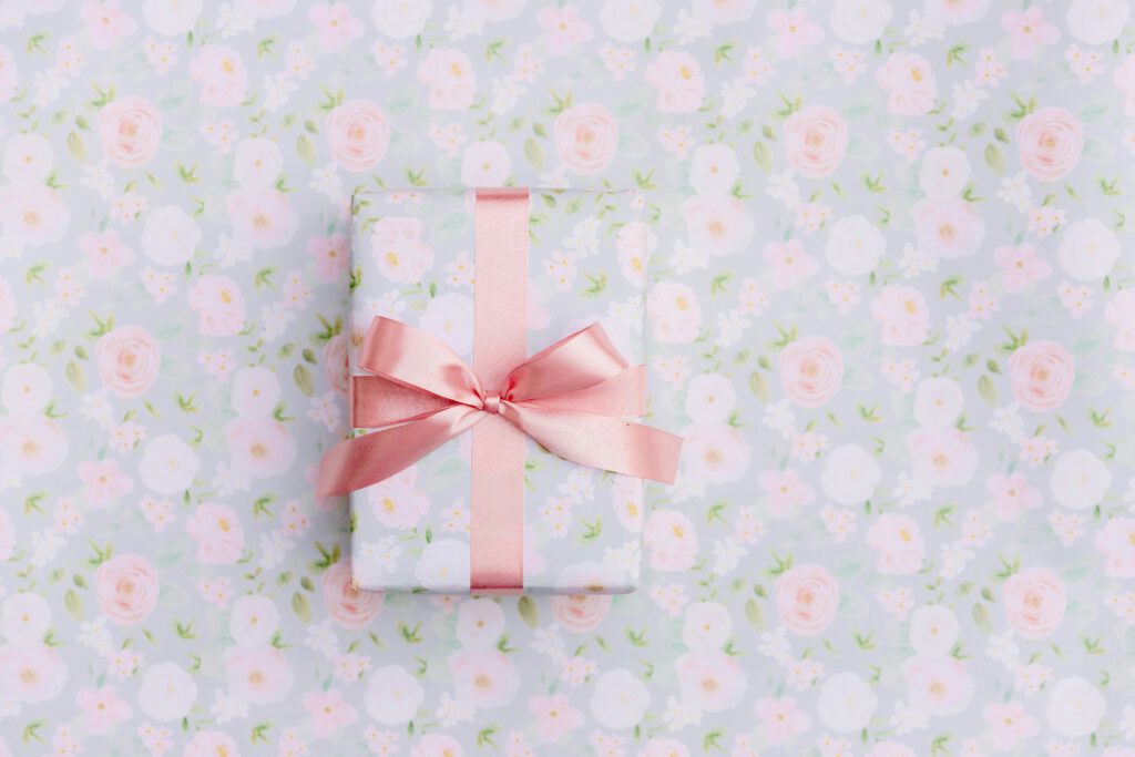 Geschenkideen für 2jährige Eingepackt Geschenke für 2-Jährig. Ein eingepacktes Geschenk mit rosa Schleife. Inspiration Geschenkideen für zweijährige