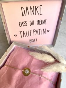 Taufpatengeschenk-Verpackung: Armband in Schmuckschachtel, persönliche Botschaft 'Danke, dass du meine Taufpatin bist' im Deckel, liebevoll verpacktes Geschenk zur Taufe, individuelle Gravur