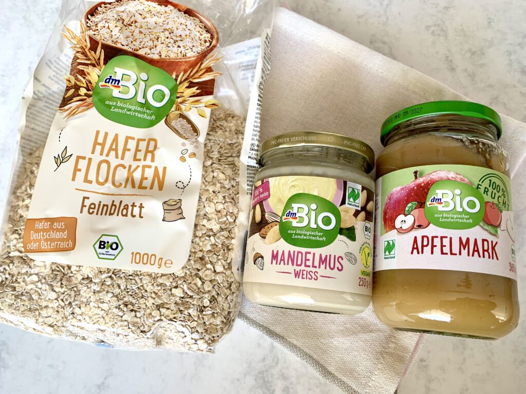 zutaten-apfelmus-kekse-ohne-zucker.jpg Zutaten für Apfelmus Kekse ohne Zucker: Haferflocken, Apfelmus und Mandelmus - einfaches 3-Zutatenrezept für gesunde Kinderkekse