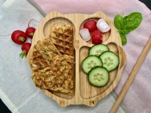 Brezenwaffeln in Herzform auf einem Kinderteller mit Gemüse – perfekter Snack für die Brotdose oder den Kindergarten, ideal fürs Picknick