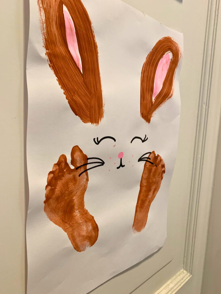 osterdeko-kinder-fußabdruck-hasen Fertige Fußabdruck-Hasen als Osterdekoration, gemalt von Kindern mit Fingerfarben.