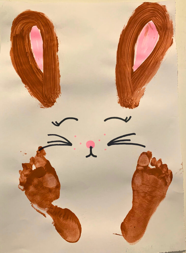 ostergeschenk-kinder-fußabdruck-hase Basteln für Ostern mit Kindern leicht gemacht: Kinder haben mit Fingerfarben lustige Osterhasen aus ihren Fußabdrücken gemalt, als DIY-Bastelprojekt für Ostern.