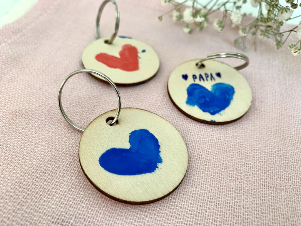 vatertagsgeschenk-schluesselanhaenger-herz-03.jpg Vatertagsgeschenk basteln mit Kleinkindern: Mit Fingerfarben gestalten wir Herzen aus Fingerabdrücken auf Schlüsselanhängern aus Holz. Wir beschriften die Schlüsselanhänger mit einer persönlichen Botschaft für papa zum Vatertag