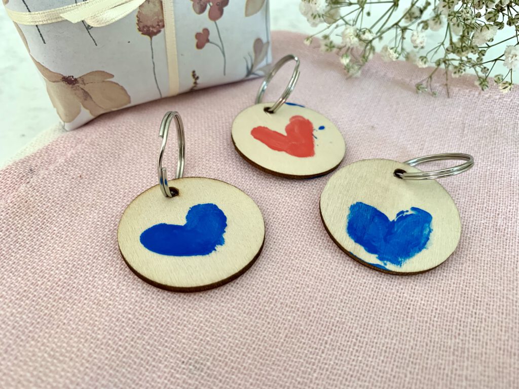 vatertagsgeschenk-schluesselanhaenger-herz-05.jpg Inspiration Geschenk zum Vatertag: Selbst gebastelte Schlüsselanhänger mit Herz aus Fingerabdrücken von Baby oder Kleinkind. So kannst du schnell ein persönliches Vatertagsgeschenk basteln mit Kleinkindern