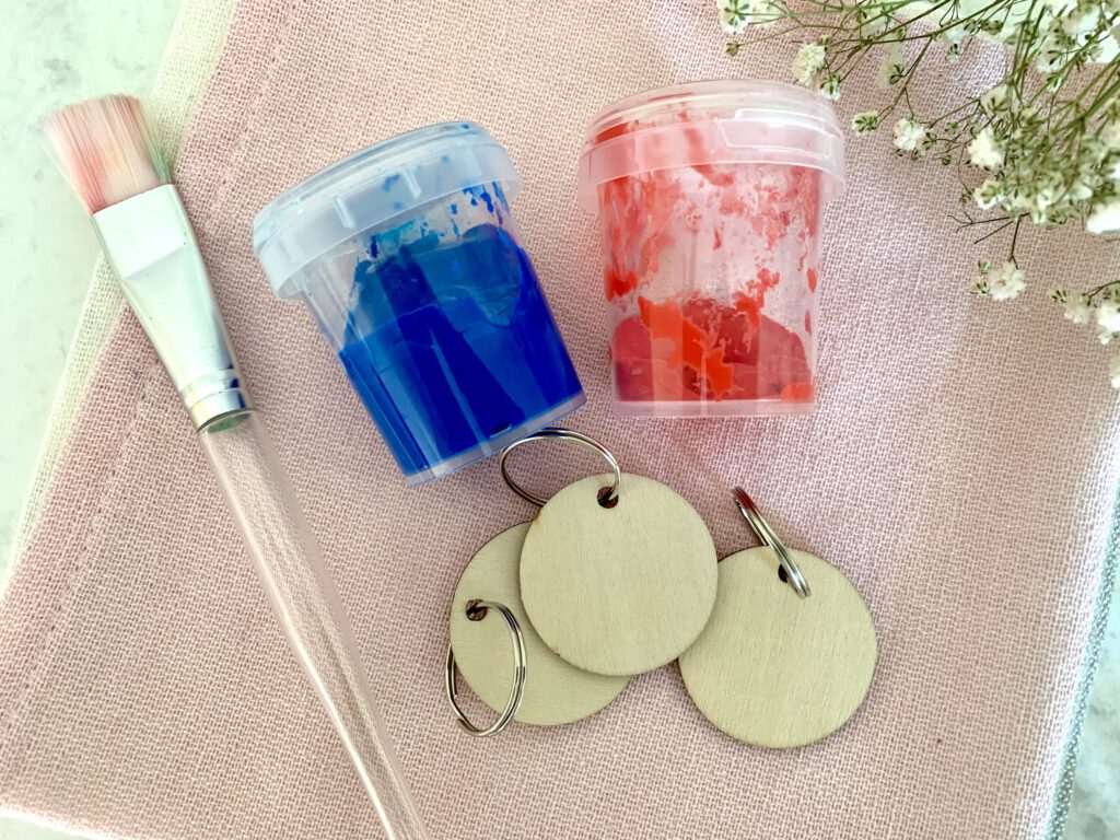 materialliste-diy-vatertagsgeschenk-kleinkind.jpg Benötigte Materialien für ein schnelles DIY Vatertagsgeschenk mit Kleinkind – Fingerfarben, Holzanhänger, Pinsel