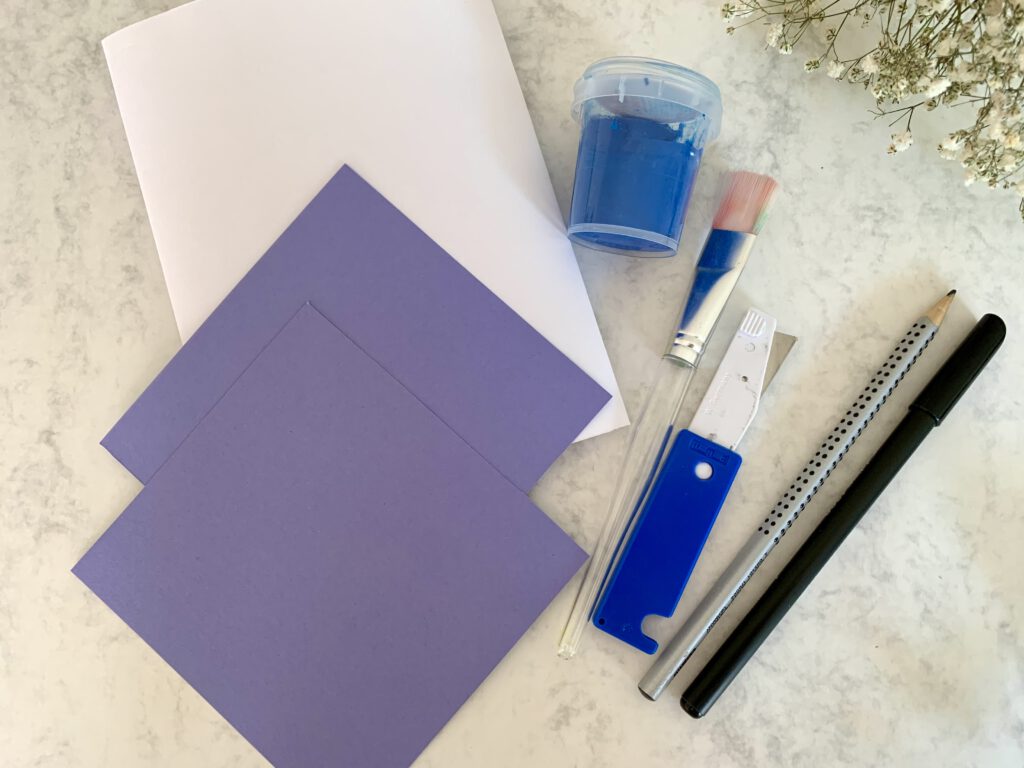 Vatertagskarte_basteln_Material Materialien zum Basteln einer einfachen Vatertagskarte: Tonpapier, weißes Bastelpapier, Fingerfarben, Cutter, Stifte, Pinsel