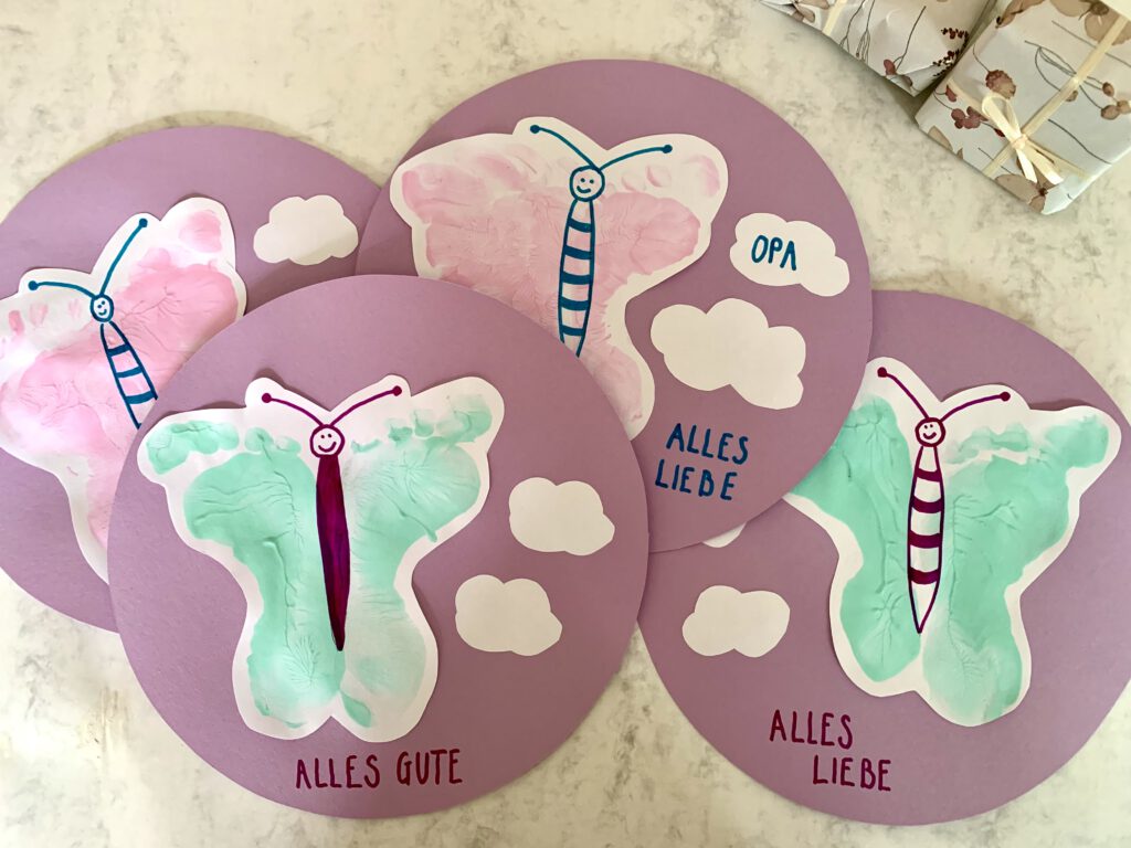 baby bastelidee geschenk großeltern: Karte mit Schmetterlingen aus Fußabdrücken