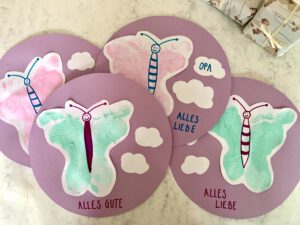 baby bastelidee geschenk großeltern: Karte mit Schmetterlingen aus Fußabdrücken