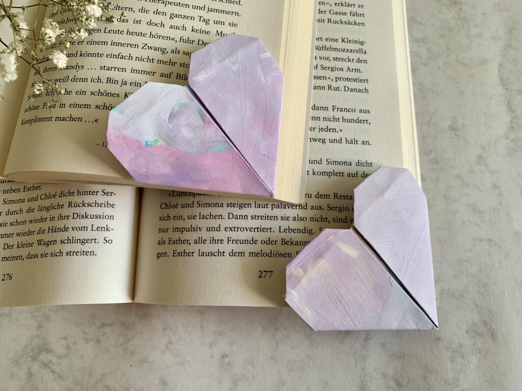 lesezeichen-herz-kinderzeichnung-diy Mehrere Bücher übereinandergestapelt mit selbst gemachtem Lesezeichen aus Kinderzeichnung – persönliches DIY Geschenk für Oma oder Papa