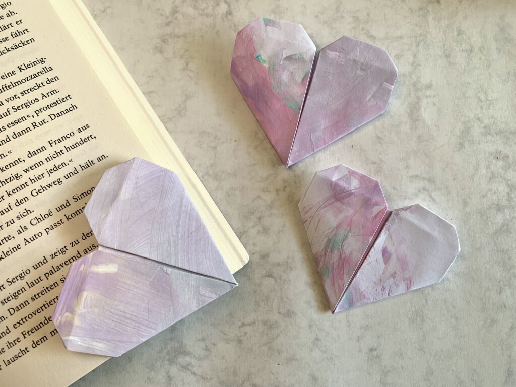 origami-lesen-herz-kinderzeichnung Drei verschiedene herzförmige Lesezeichen aus bunten Kinderzeichnungen – einfache und schnelle Bastelidee mit Kleinkind für Muttertag oder Geburtstag