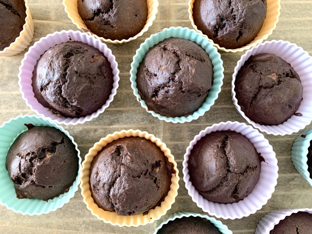 zuckerfreie-schokomuffins-firsch-gebacken-silikonformen Frisch gebackene zuckerfreie Schoko-Bananenmuffins in bunten Silikon-Muffinförmchen direkt aus dem Ofen