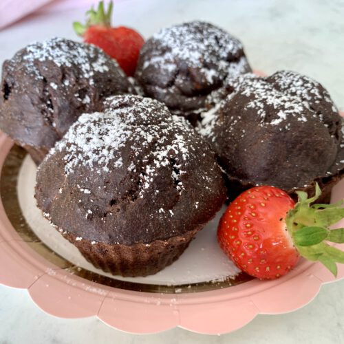 Vier Schokomuffins ohne Zucker auf einem Teller als idealer Snack für den Kindergeburtstag