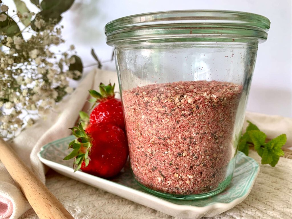 instant-porridge-weckglas-erdbeeren-gesund-vegan.jpg Instant-Porridge im Schraubglas mit Erdbeeren im Hintergrund – schnelle Frühstücksmischung für Kinder einfach selbst gemacht mit natürlichen Zutaten.