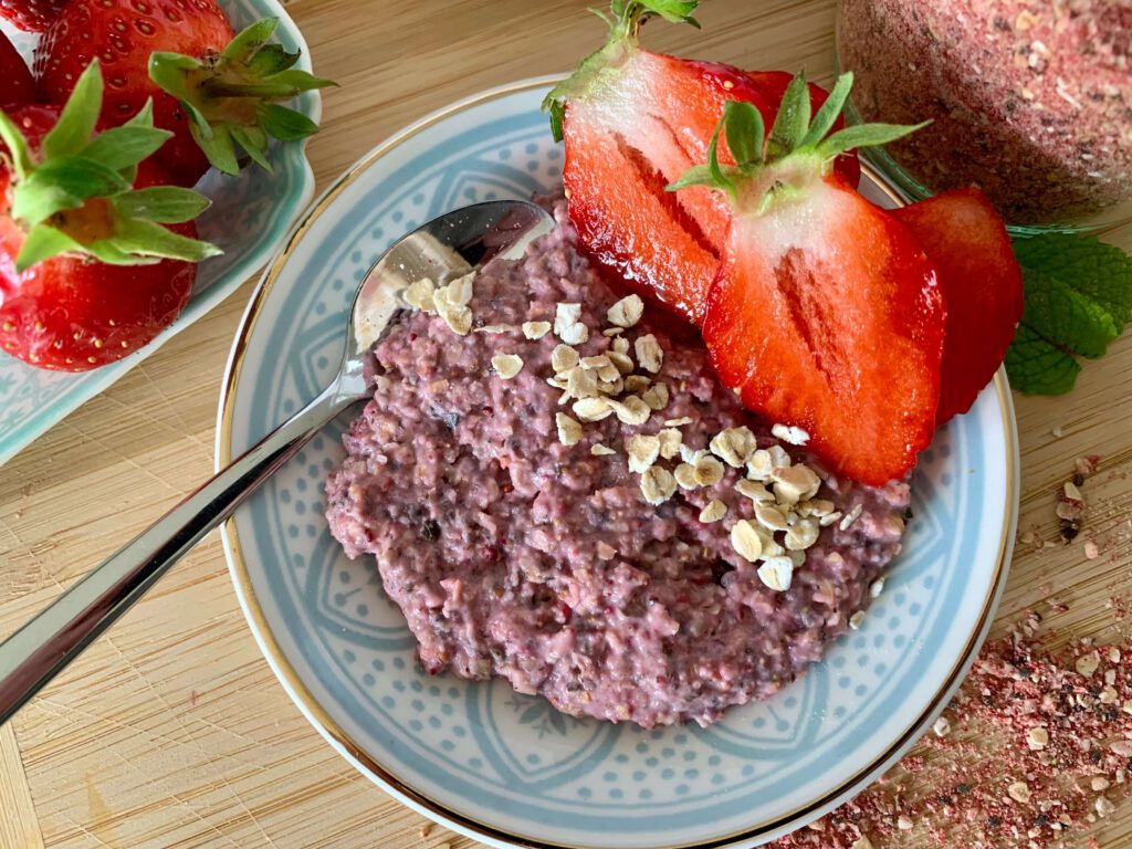 porridge-mit-erdbeeren-fruehstueck-fuer-kinder.jpg Fertig angerührtes KInder Frühstück mit Instant-Porridge, Haferflocken und frischen Erdbeeren – gesund, einfach und sättigend.