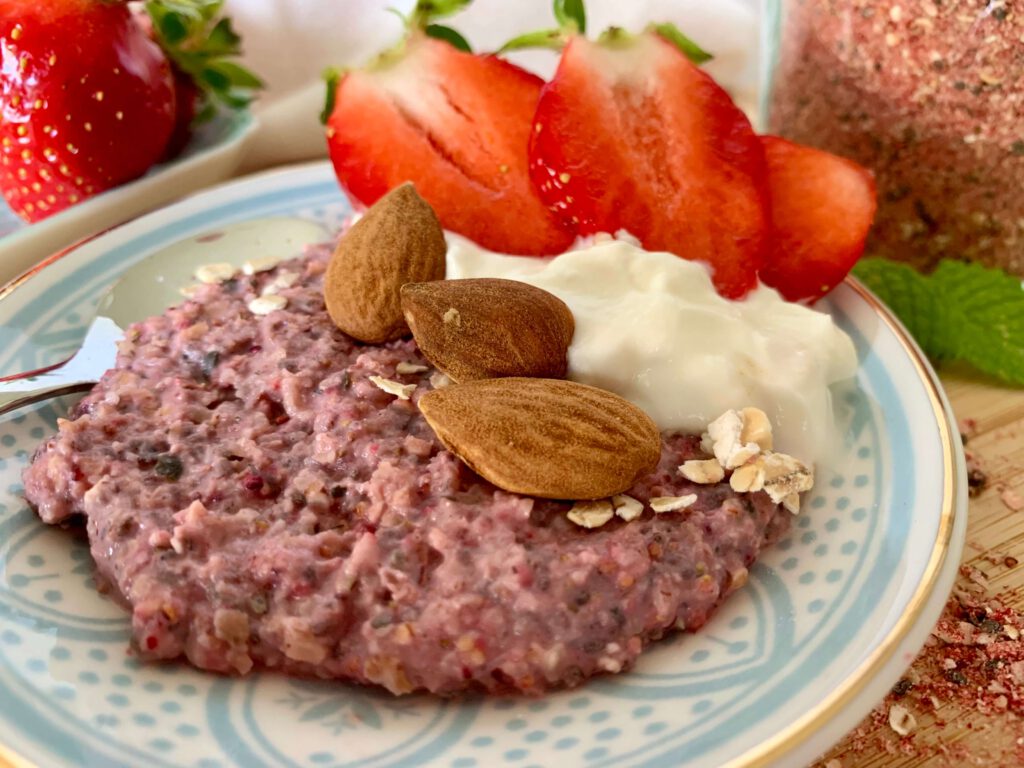 mandel-erdbeer-joghurt-porridge-rezept-fruehstuecksidee.jpg Selbstgemachtes Porrige aus Instant-Porridge-Pulver für Kinder. Mit Mandeln, Joghurt und Erdbeeren – kreative Frühstücksidee für einen gesunden Start in den Tag für die ganze Familie.