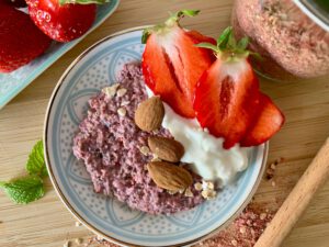 Der perfekte Start in den Tag für Kinder: Aus selbstgemachtem Instant-Porridge-Pulver zaubern wir blitzschnell ein gesundes, nahrhaftes und zuckerfreies Frühstück. Die Kinder dürfen selbst mit Joghurt, Erdbeeren und Mandeln toppen.