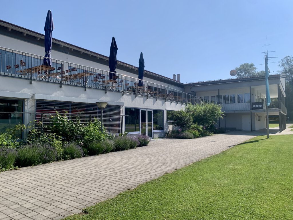 lechtalbad-kaufering-aussenansicht-naturfreibad.jpg Außenansicht des Lechtalbads in Kaufering – natürliches Freibad für Familien mit Kindern