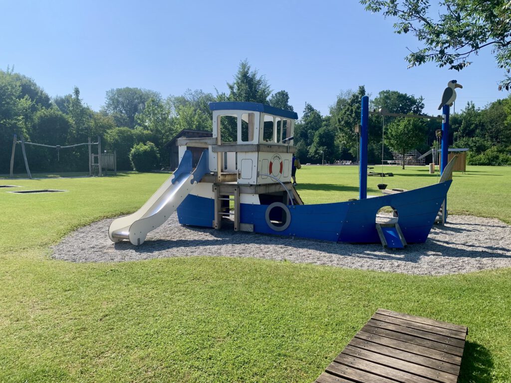 piratenschiff-spielplatz-lechtalbad-kaufering.jpg Großes Piratenschiff aus Holz auf dem Spielplatz im Naturfreibad Lechtalbad Kaufering
