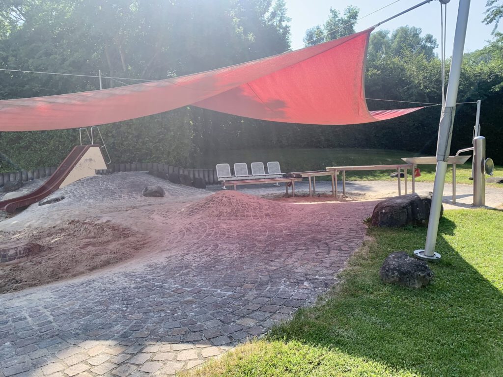 wasserspielplatz-rutsche-naturfreibad-kaufering.jpg Wasserspielplatz mit kleiner Rutsche im Lechtalbad – Spaß für Kinder im Naturfreibad, perfekt für einen Familienausflug