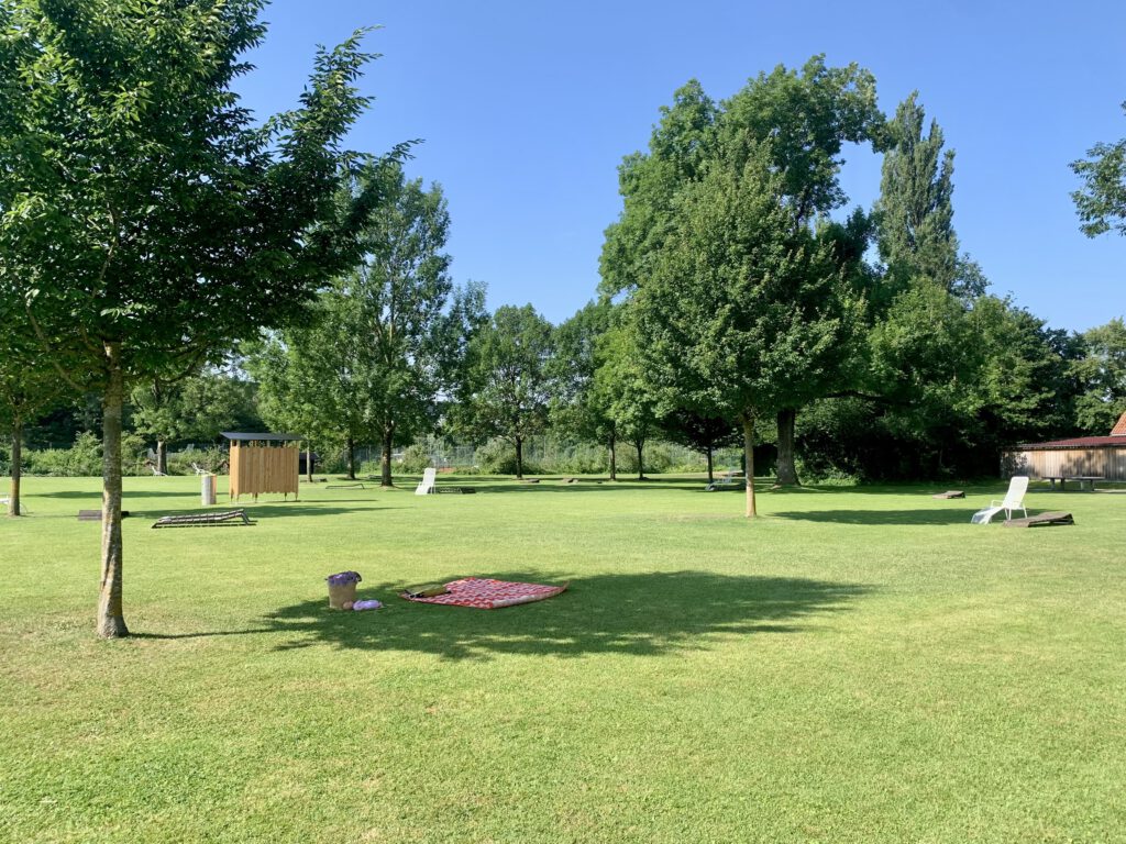 liegewiese-sonne-schatten-lechtalbad.jpg Große Liegewiese mit Sonne und Schatten im Lechtalbad Kaufering – ideal für Familien