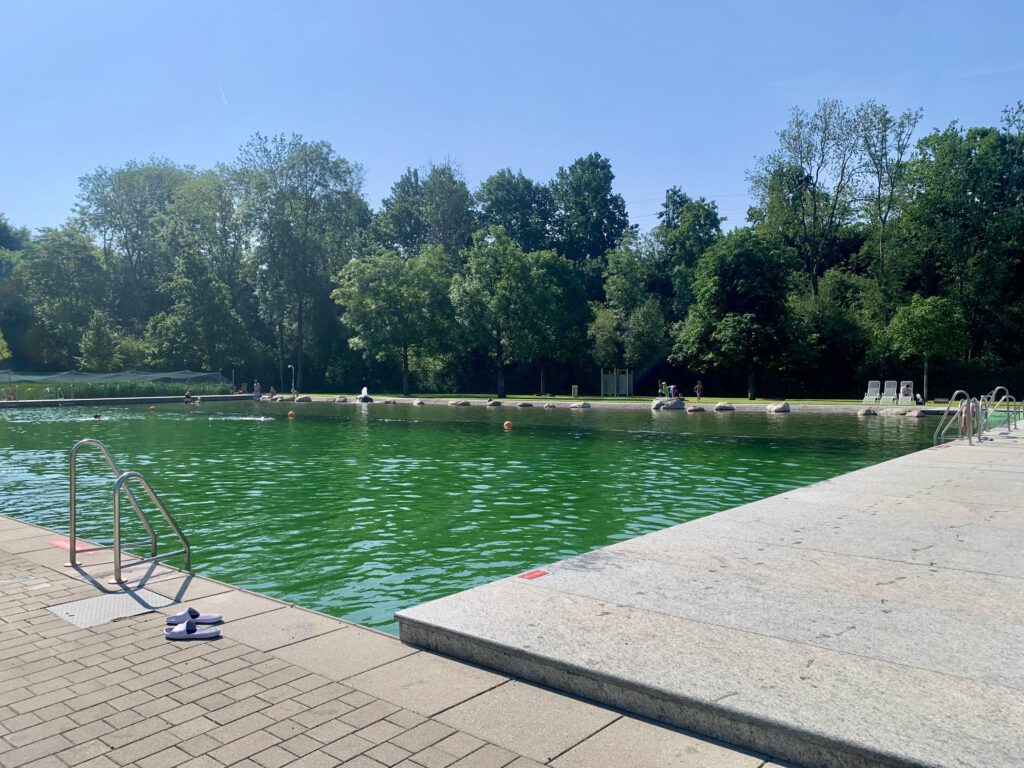 freibad-lechtalbad-kaufering-familienausflug.jpg Ausflug mit Kleinkindern in der Region Augsburg: Naturfreibad Lechtalbad. Sauberes Wasser ohne Chlor, viele Spielmöglichkeiten für Kleinkinder und Platz zum Schwimmen.