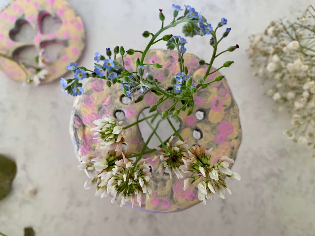 blumenretter-auf-glas-mit-blumen-deko-idee.jpg Blumenretter auf einem Glas mit kleinen Blümchen – einfache Sommerdeko mit Kindern basteln