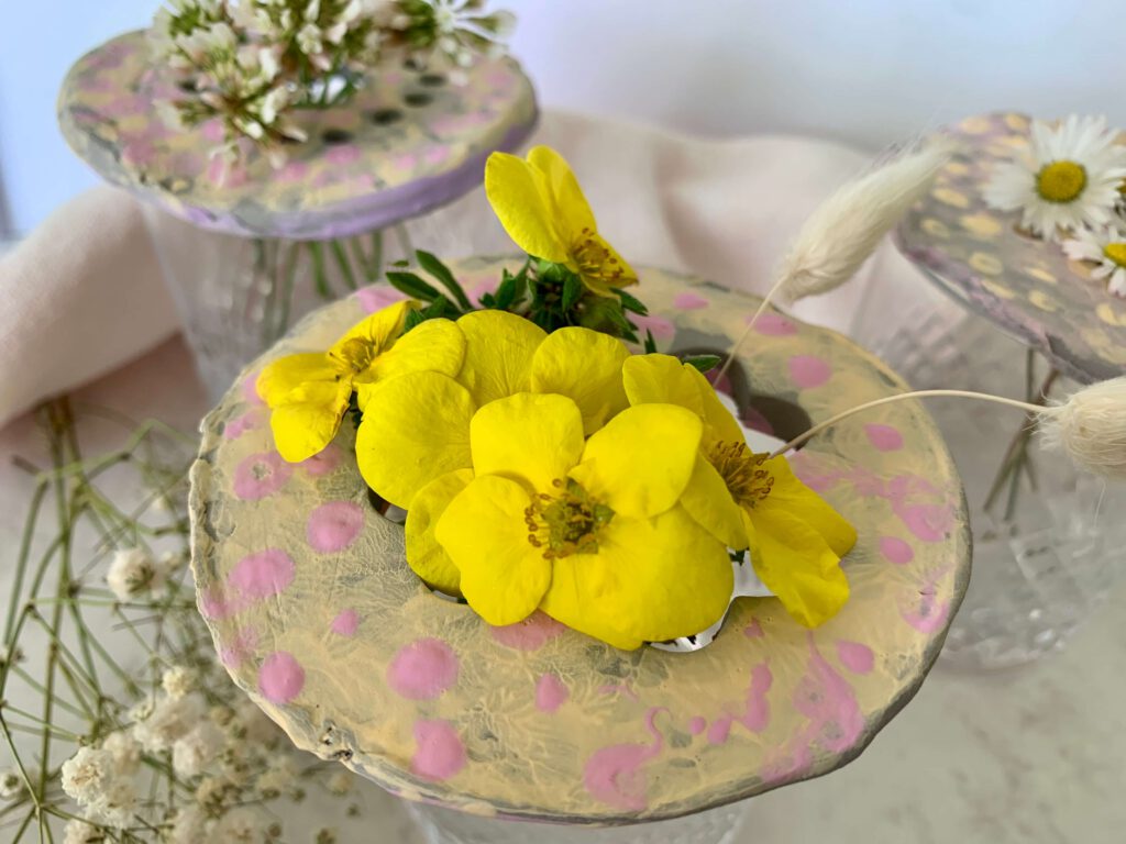 blumenretter-mit-gaensebluemchen-und-blueten.jpg Blumenretter mit gelben Blumen und Gänseblümchen – selbstgemachtes DIY-Geschenk für Erzieherin oder Oma