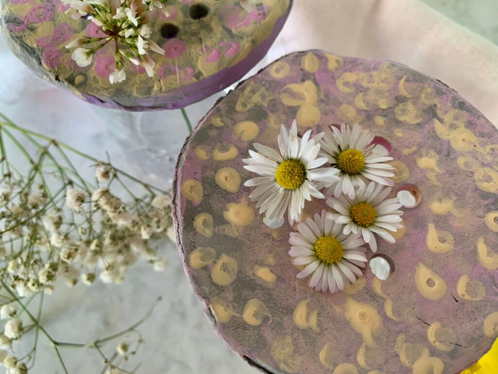 blumenretter-glas-gaensebluemchen-diy-geschenkidee.jpg Blumenretter mit Gänseblümchen auf einem Glas – kreative Geschenkidee mit Kindern aus Modelliermasse