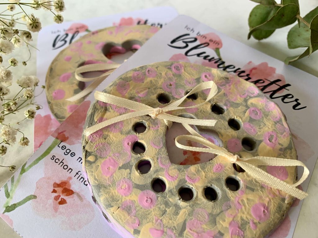 blumenretter-als-geschenk-mit-schleife-druckvorlage.jpg Zwei Blumenretter mit Schleifen auf der Druckvorlage – DIY-Geschenk von Kindern für Erzieherin oder Großeltern
