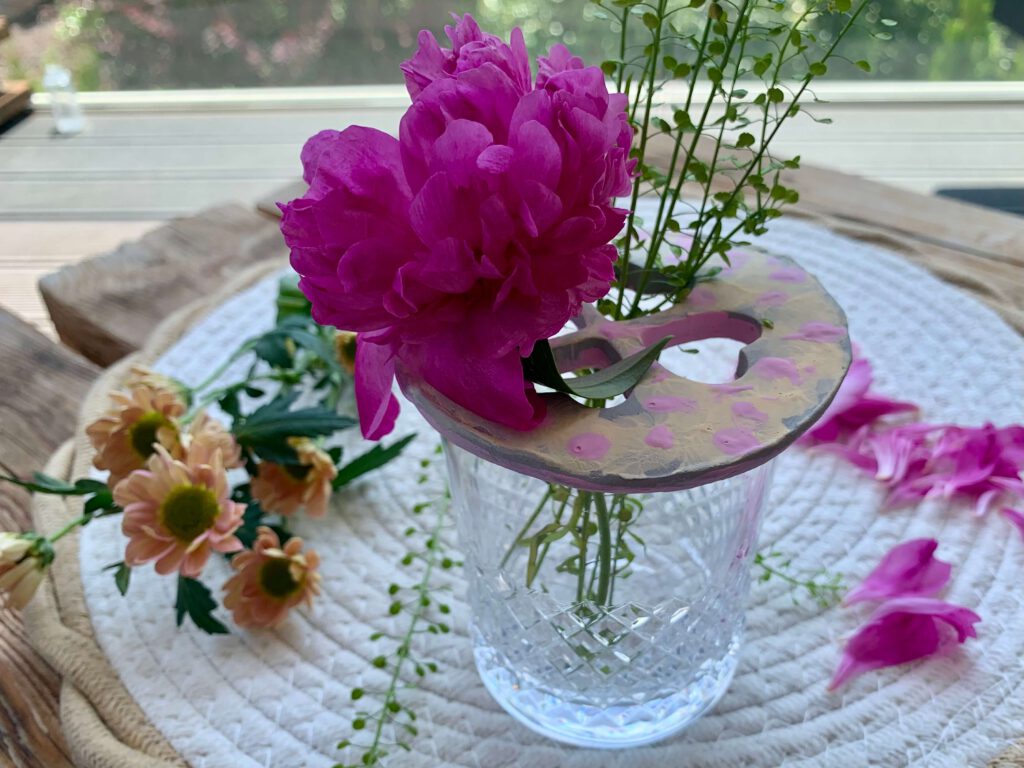 pfingstrose-im-blumenretter-glas-diy-deko.jpg Pfingstrose dekorativ arrangiert im Blumenretter auf einem Glas – schöne Idee für Muttertag oder Kita-Abschied