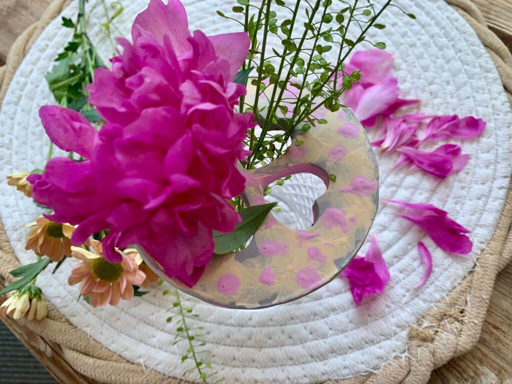pfingstrose-von-oben-im-blumenretter.jpg Pfingstrose von oben im Blumenretter im Glas – DIY-Blumendeko für den Sommer