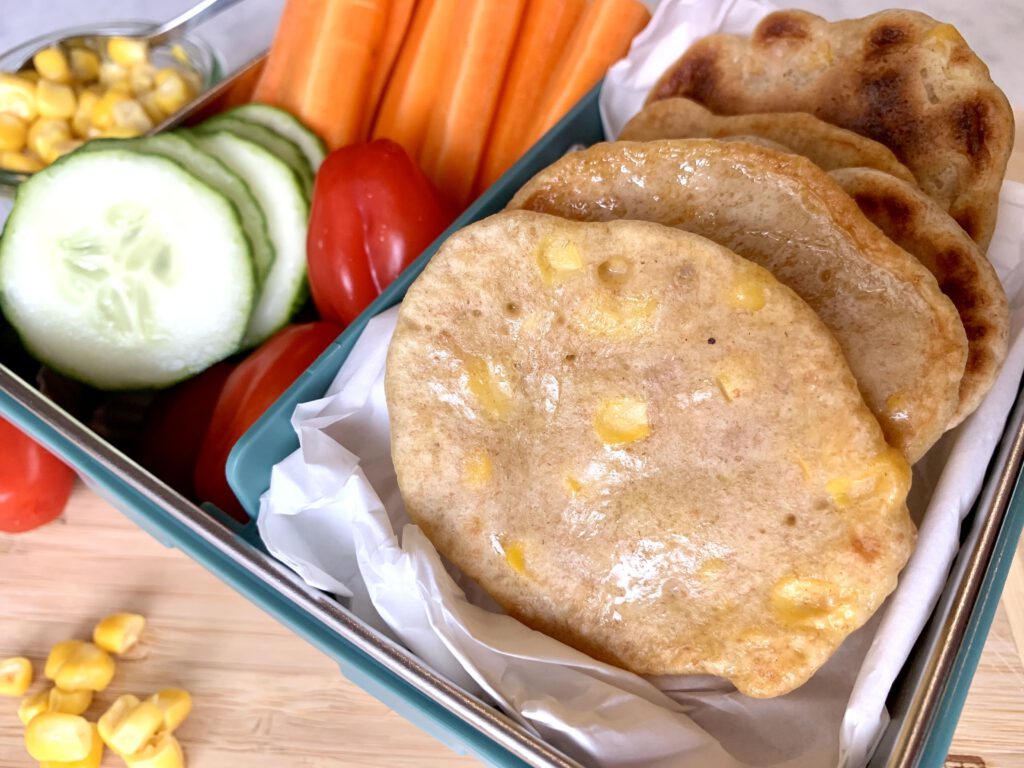 Brotdose mit Maisküchle, Mais und frischer Rohkost – ideal für Kindergarten oder Ausflug