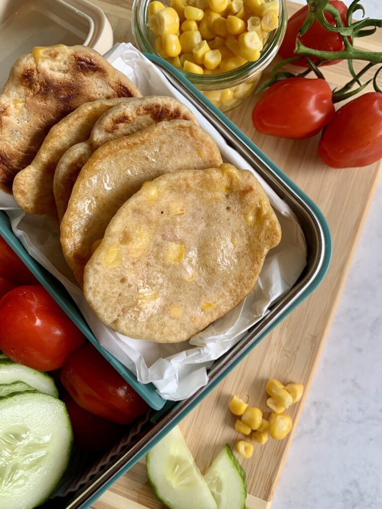 Gesunder Kindersnack: Maisküchle in der Brotdose mit Tomaten und Gurken