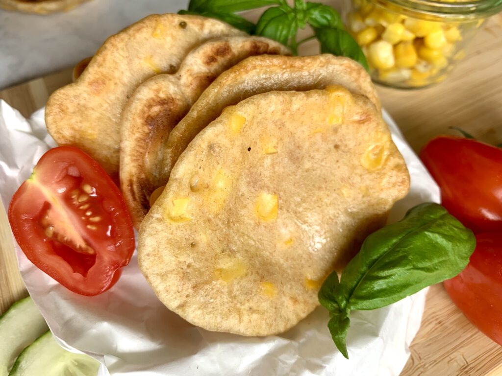 Serviervorschlag: Maisküchle mit Tomaten, Gurke, Paprika und frischem Basilikum