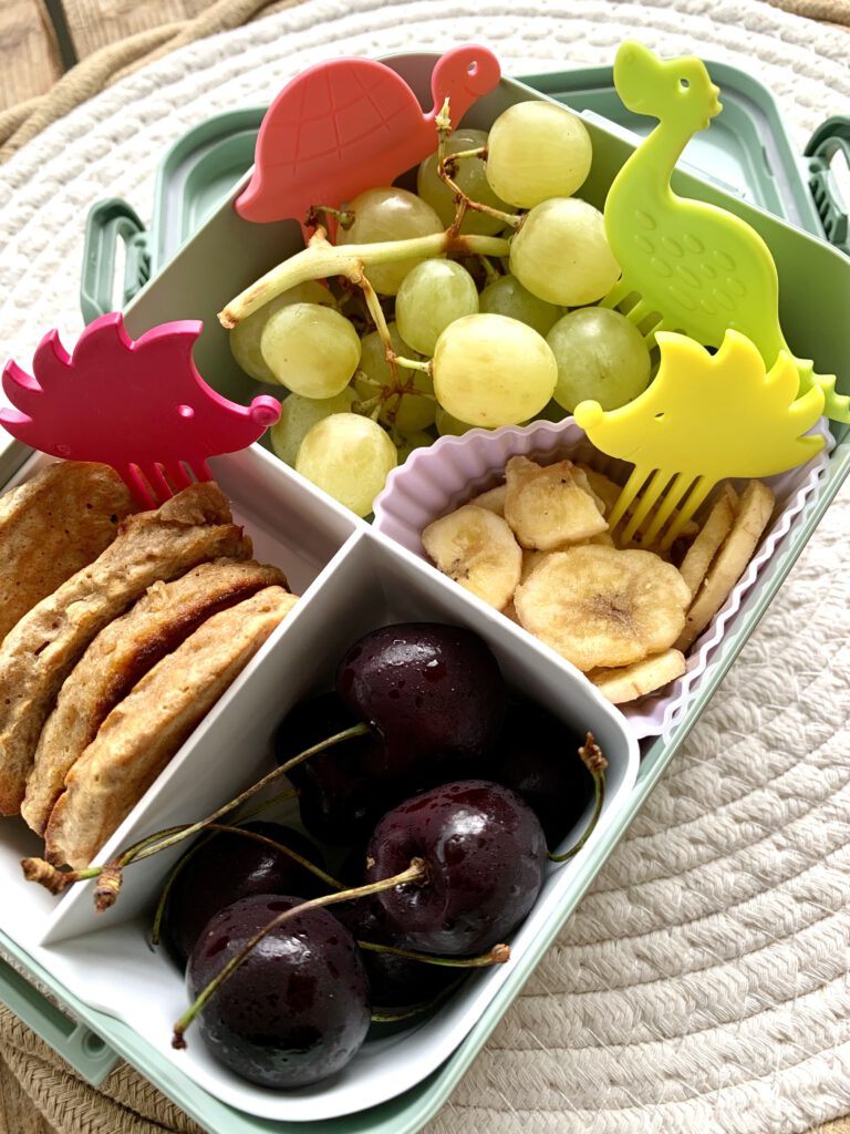 Bunte Brotdose mit Obst, Pancakes und Snack Pieksern – kreative und ausgewogene Vesperidee für Kleinkinder.