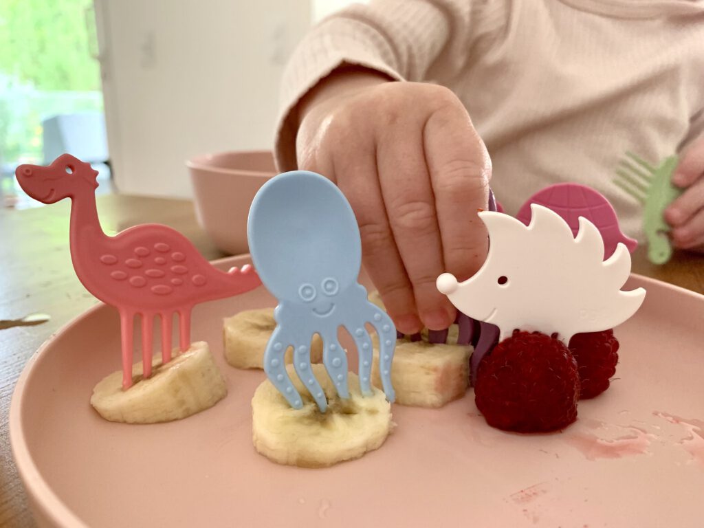 Gesunde Obst-Snacks für Kleinkinder: Banane & Himbeeren mit den nachhaltigen Snackpieksern von Pieksi & Griffel.