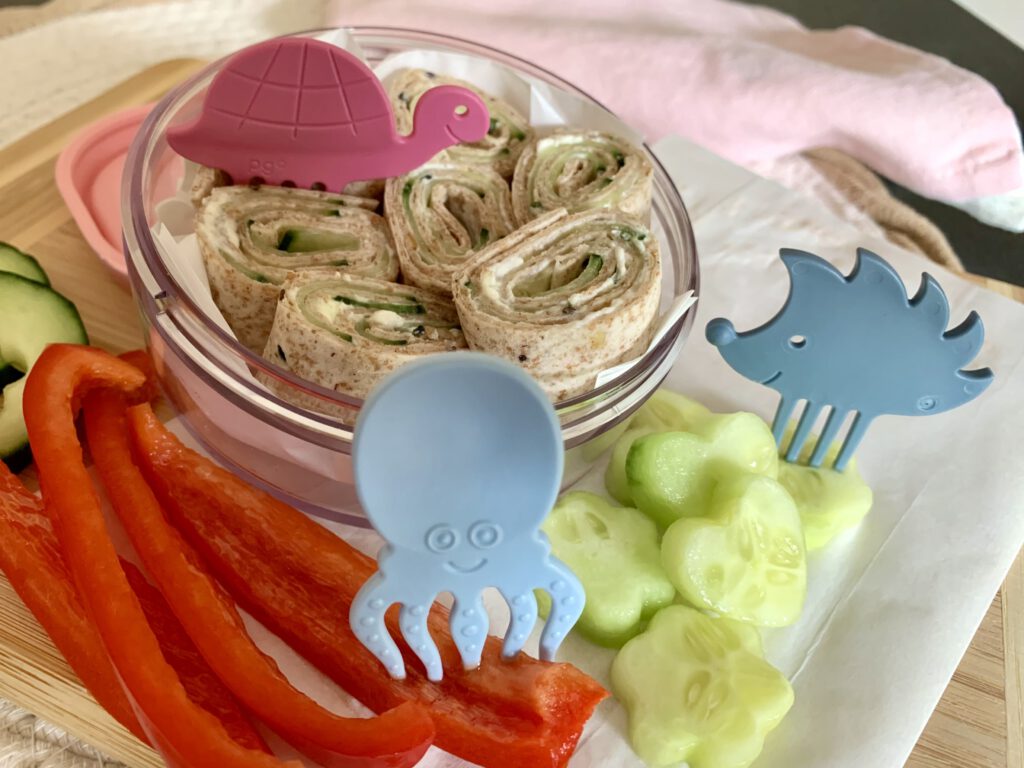 Gesunde Wrap-Röllchen mit Gemüse, dazu bunte Snackpiekser – kreative Vesperidee für die Kindergarten-Lunchbox