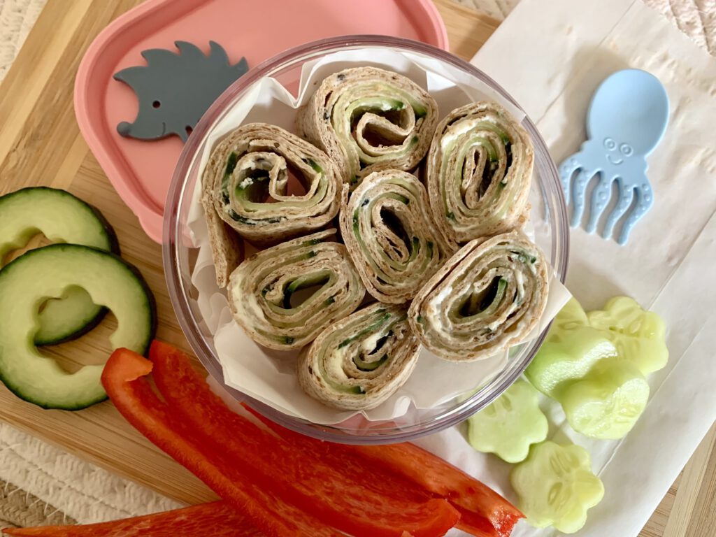 Bunte Brotdose mit Wraps und Rohkost – schnelle, ausgewogene Kita-Brotzeit mit Snackpieksern für Kleinkinder.