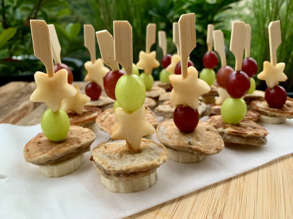 Fingerfood Obstspieße mit Pancakes für Kindergeburtstag, Kita und Kindergarten – gesunde Snacks ohne Zucker, hübsch und einfach gemacht