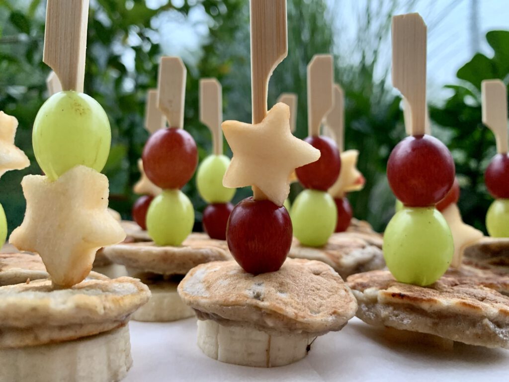 Gesunde Obstspieße mit Pancakes, Banane, Apfel und Trauben – schnelle Snack-Idee für Kinder und Kindergartenfest