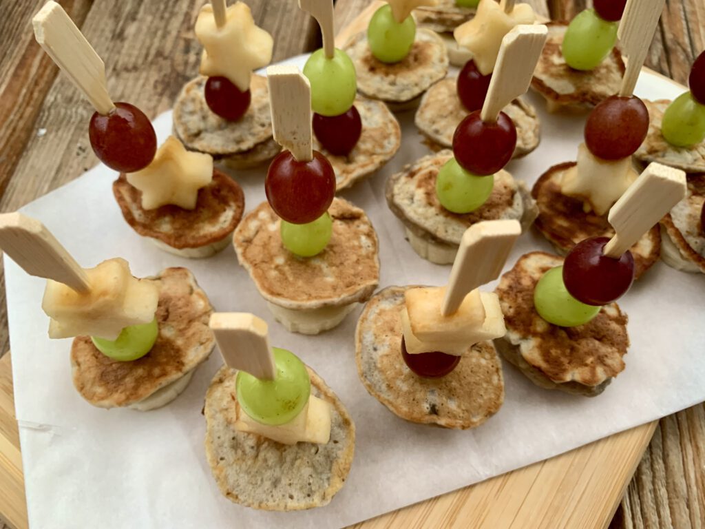 Bunte Obstspieße mit Pancakes und Apfelstücken – einfaches Fingerfood ohne Zucker für Kindergeburtstag und Kita