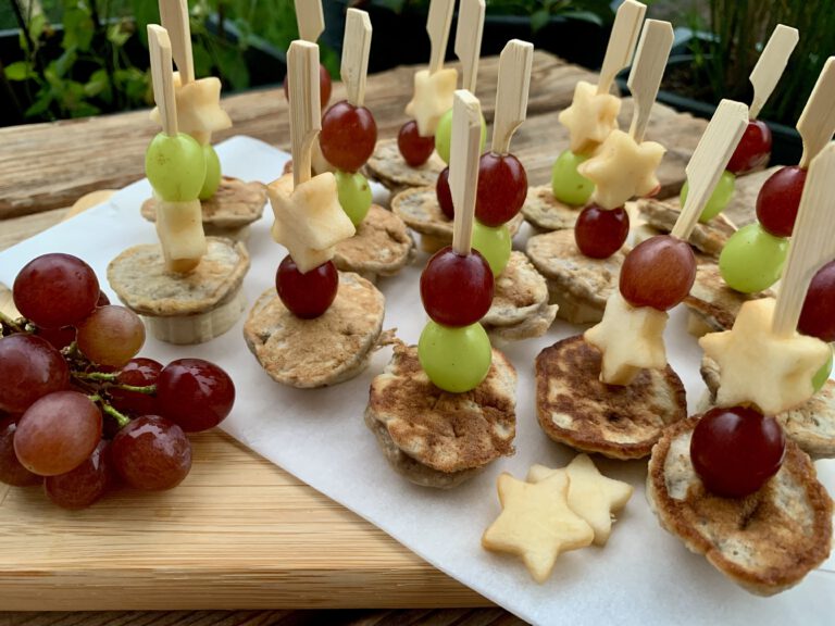 Mini-Pancakes auf Obstspießen mit Banane – gesunde Snack-Idee für Kleinkinder, Kindergarten und Kita-Feiern