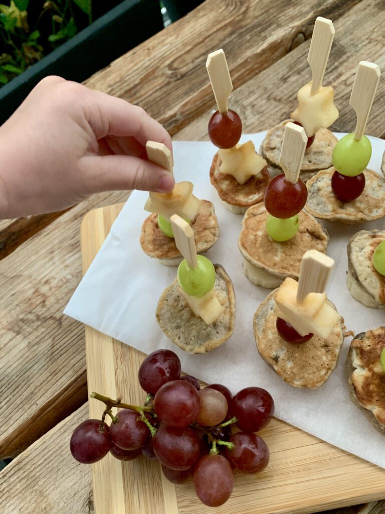 Gesunde Obstspieße mit Pancakes und Weintrauben – zuckerfreies Fingerfood für Kindergeburtstag, Kita und Kindergartenfest
